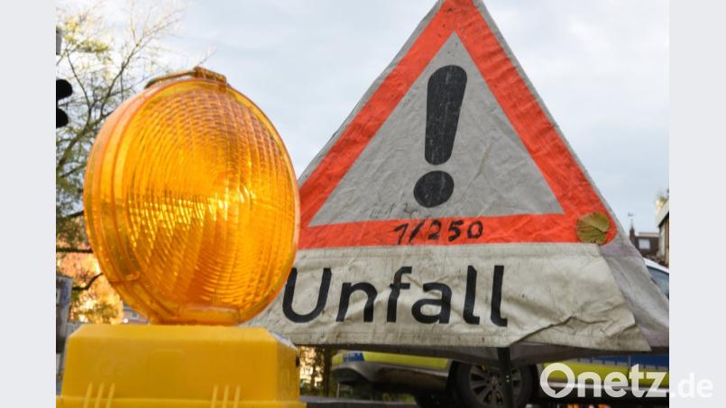Ein Warnlicht steht vor einem Polizeiwarndreieck mit der Aufschrift "Unfall". Bild: Patrick Seeger