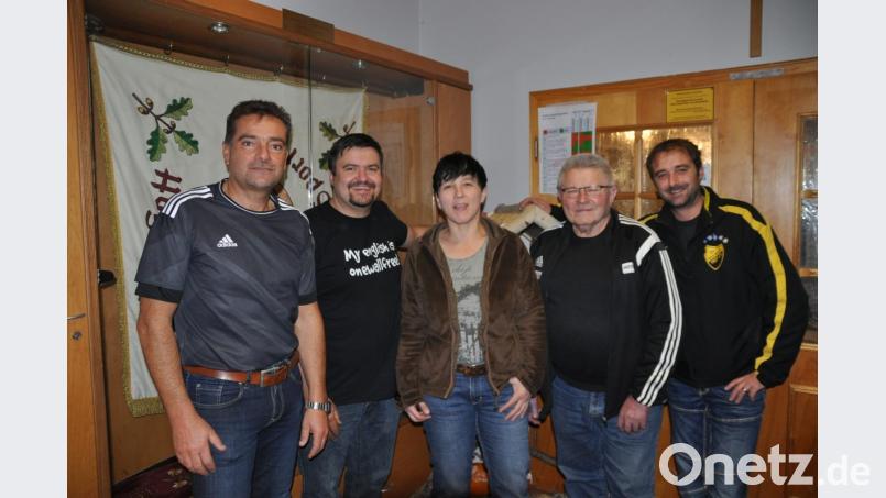 SV-Vorsitzender Wolfgang Groß (rechts) gratuliert Thomas Schmidt, Harald Tretter, Maria Ackermann und Heinrich Rausch zu ihren Preisen. Bild: ak