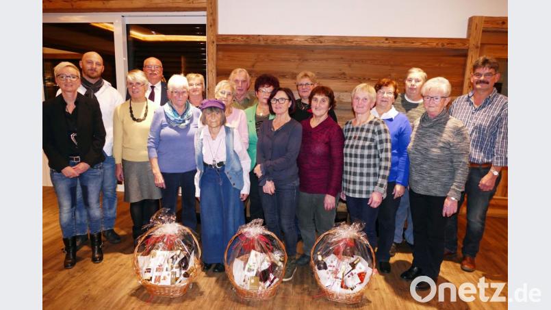 Bei der Ehrung: Vertriebsberaterin Alexandra Meyer (links), Vertriebsberater Stephan Hagn (Zweiter von links), 3. Bürgermeister Hans-Jürgen Reitzenstein (Vierter von links) und Anneliese Roppert (Siebte von links), die mit stolzen 91 Jahren als Zustellerin noch ihre täglichen Runden zurücklegt. Bild: wbe