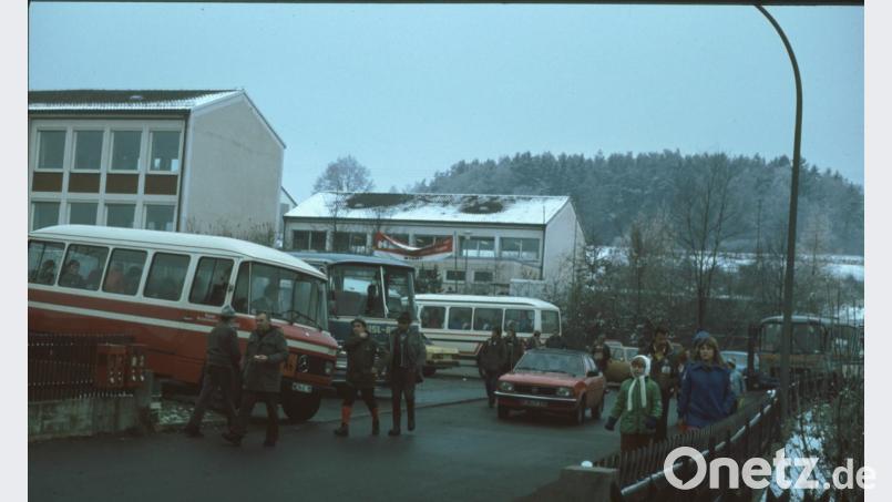 Mit zahlreichen Autos und Bussen kamen die Wanderer nach Teunz. Bild: Hans Pfannenstein