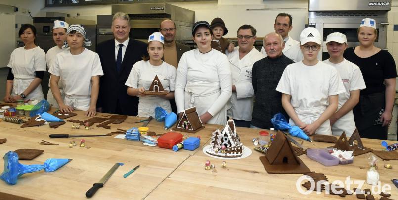 Die zehnte Klasse der Berufsschule ließ sich beim Gestalten der Knusperhäuschen über die Schulter schauen. Beim Pressetermin überzeugten sich die Organisatoren und Mitwirkende der Klösterlichen Weihnacht vom Gelingen. Bild: Petra Hartl