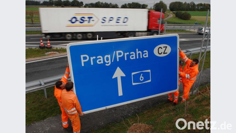 Wie denn nun? Prag oder Praha? Den Arbeitern war’s vermutlich ziemlich egal, als sie das Verkehrszeichen vor einigen Jahren montierten. Bild: Armin Weigel dpa/lby