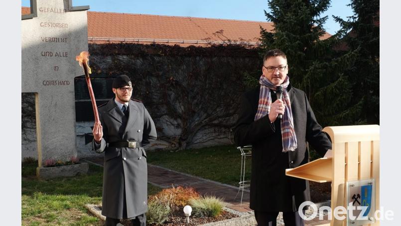 „Nie wieder Gewalt. Nie wieder Krieg“: Diesen Appell formulierte Bürgermeister Hans Prechtl vor dem Ehrenmal. Bild: ohr