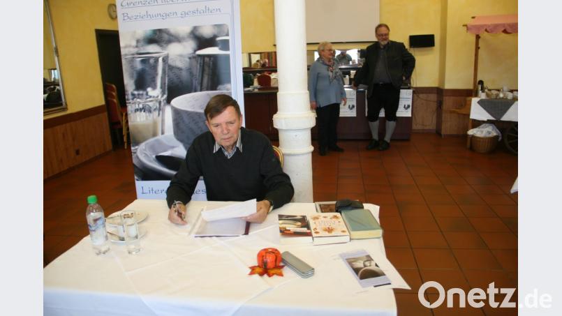 Dolf Schwarz liest im Meister-Bär-Hotel aus einem Werk von Adalbert Stifter. Bild: wro