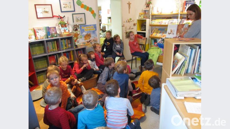 Jedes der Kinder möchte wissen, wie die Geschichten weitergehen. Bild: rpp