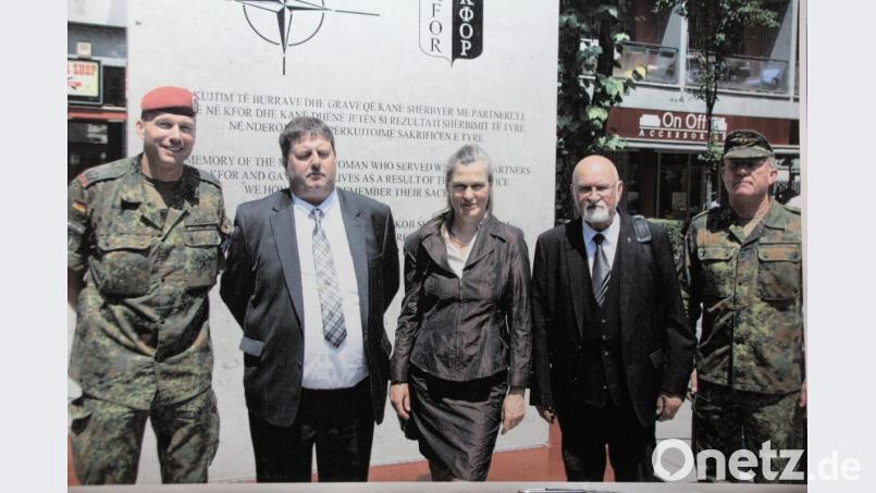Diese drei Angehörigen von Familienmitgliedern, die bei einem Kosovo-Einsatz ums Leben gekommen sind., waren bei der deutschen Delegation beim Memorial-Festakt in Pristina dabei, darunter Klaus-Dieter Zirkelbach (Zweiter von rechts). Bild: exb