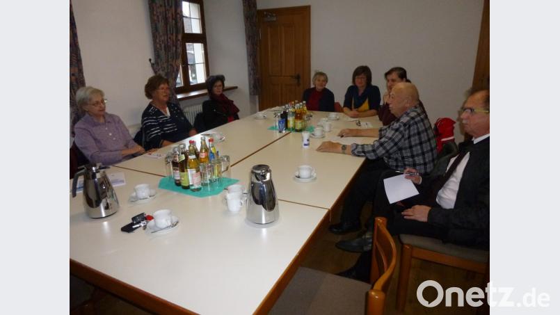 Vertreter verschiedener Vereine und Organisationen setzen sich zusammen, um Ideen zu sammeln, wie Pressather Senioren das Leben leichter gemacht werden kann. Bild: is