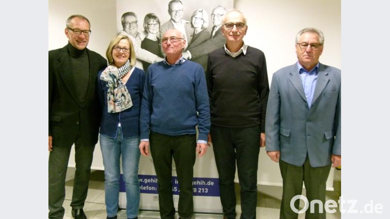 Karl Lorenz (von links), Brigitte Brüchner, Heribert Lassner, und Dieter Klein (rechts) bilden für weitere drei Jahre den Vorstand von „GeHiH“. Neu ist Jochen Sertl, der die Vertretung von Geschäftsführerin und Koordinatorin Elisabeth Gottsche übernimmt. Bild: rn