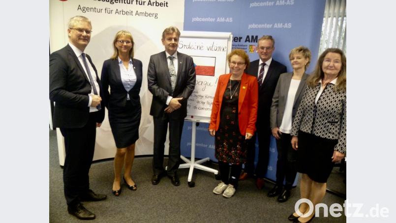 Die Gäste aus Tschechien informieren sich in der Amberger Agentur für Arbeit und im Jobcenter über die Arbeit der deutschen Behörde. Bild: usc