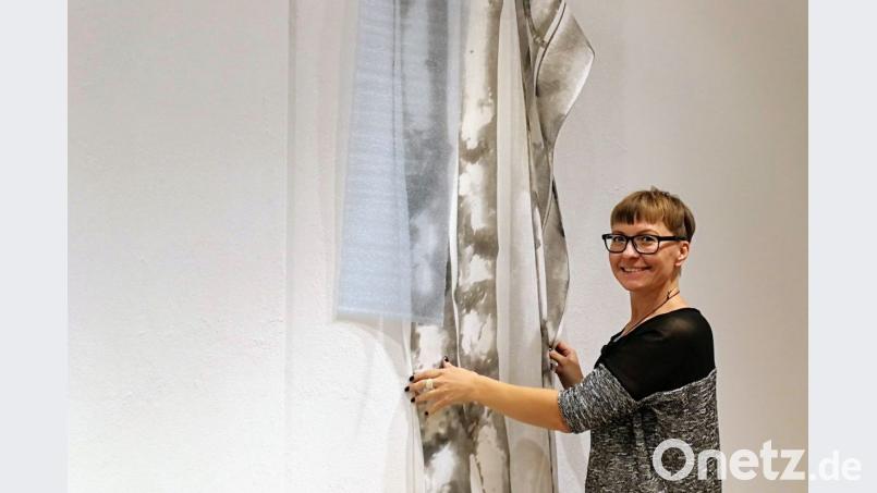 Ihren ersten Pop-up-Store hat Marion Stiegler vor vier Jahren in einem leerstehenden Haus gleich neben dem Nabburger Tor eröffnet. Jetzt ist sie vorübergehend in den verwaisten Jack-Wolfskin-Laden an der Ecke Bahnhofstraße/Hallplatz eingezogen. Bild: Verena Fitzgerald/exb