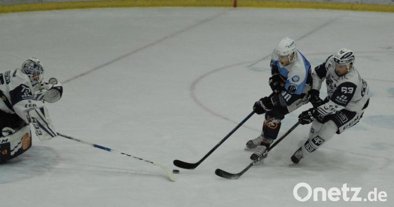 Die Vorentscheidung beim 5:1-Sieg der Blue Devils gegen den EV Lindau: Matt Abercrombie erzielte kurz vor Ende des zweiten Drittels mit einem Break in Unterzahl das 3:1. Tobias Fuchs (rechts) konnte den Kanadier nicht stoppen und auch Keeper David Zabolotny war machtlos. Bild: gb