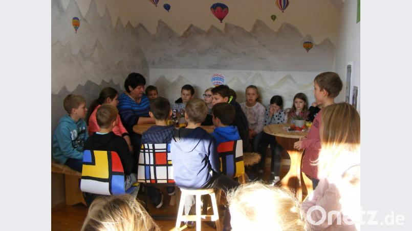 Frau Schmidt beim Vorlesen in der Leseecke der Plößberger Bücherei. Bild: exb