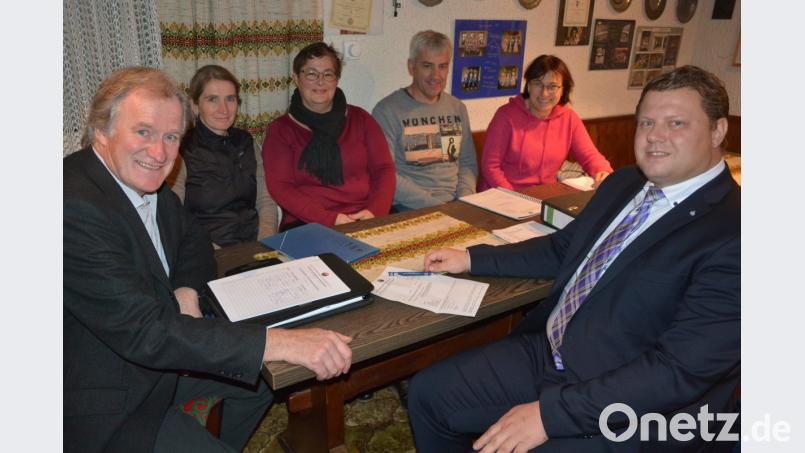 Das Präsidium des TuS Mitterteich mit (von links) Präsident Anton Bauernfeind (er ist seit 24 Jahren im Amt), Schriftführerin Christina Schiffmann, Schatzmeisterin Maria Zintl-Dill, den Vizepräsidenten Martin Ernstberger, Maria Neumayr und Stefan Grillmeier, der auch zweiter Bürgermeister der Stadt ist. Bild: jr