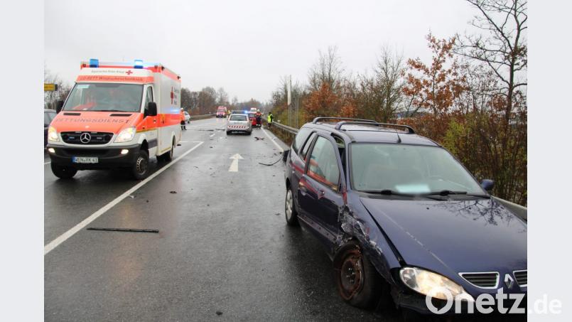 Der beschädigte Renault hängt in der Leitplanke. Bild: jma