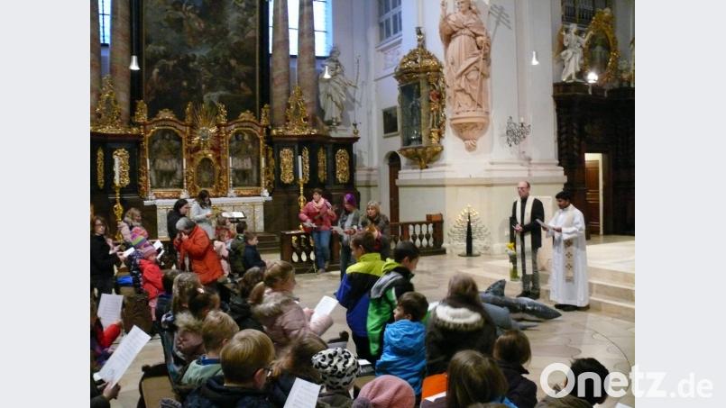 Abschlussandacht in der Basilika mit Diakon Fritz Lieb und Pfarrvikar Pater John Gali. Bild: kgg
