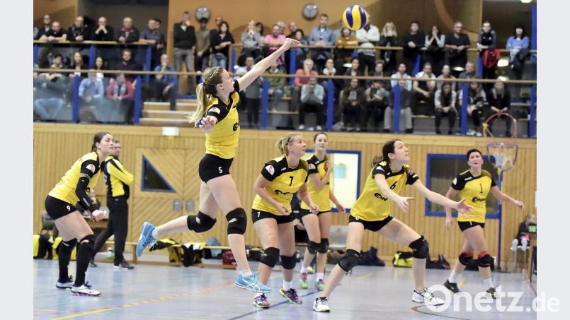 Dynamischer Netzangriff durch die Hahnbacher Diagonalspielerin Veronika Dehling (Mitte links vorne). Bild: Ziegler