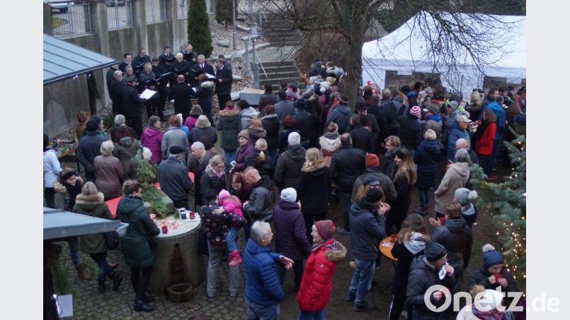 Viele Gäste waren von den kleinen Konzert des Männergesangverein Weihern beim Adventsbasar begeistert. Bild: slh