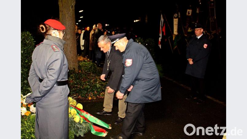 Mit der Kranzniederlegung zollt OB Kurt Seggewiß den Toten Respekt. Bild: R. Kreuzer