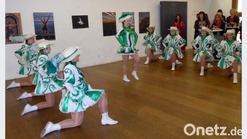 Die Gardemädchen des „Hammerleser Faschingsvereins“ begeistern mit einem Tanz bei der Ausstellung. Bild: fsb