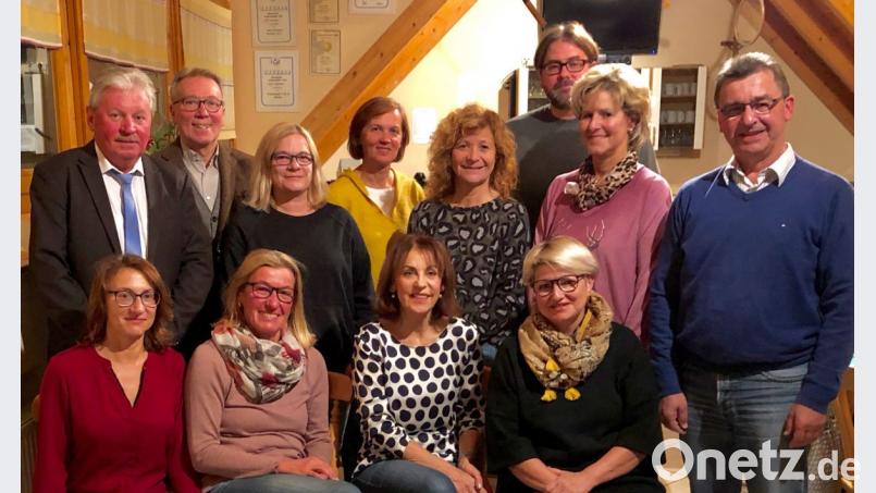 Sie haben das Vertrauen erneut erhalten: Die Mitglieder der DJK-Tennisabteilung mit Christine Strauß (sitzend, zweite von links) an der Spitze. Auch die Ehrengäste begrüßten die geplante Tennisgemeinschaft mit dem VfB Weiden. Bild: exb