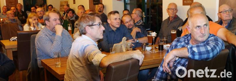 Interessiert verfolgten die Teilnehmer an der Bürgerversammlung im Café Müllner Hof die Ausführungen des Bürgermeisters. Bild: ohr