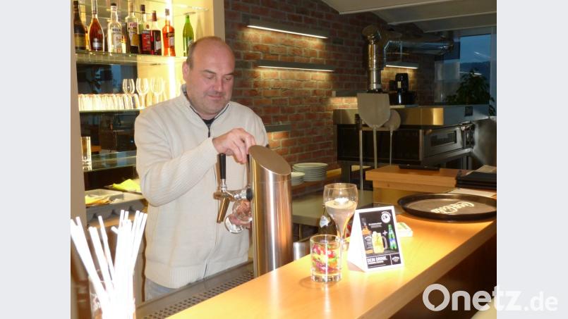 Das neue Bistro hat ein wohnliches Ambiente. Michael Stovicek zapft ein Glas Bier. Bild: Portner