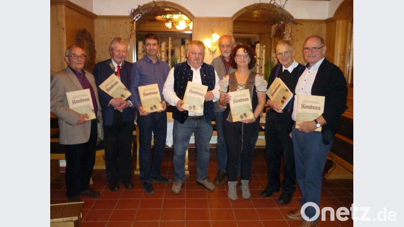 Vorstellung des Kondrauer Heimatbuchs: Im Bild von links Manfred Brunner (Moderator des Abends), Robert Treml (Autor und Redakteur), Alexander Kolb (Autor und Redakteur), Alois Grillmeier (Redakteur), Adalbert Busl (Autor), Monika Sommer (Redakteurin), Pfarrer Hans Riedl (Autor Beitrag &quot;Priester und Ordensleute“) und Robert Sommer (Autor und Redaktionsleiter). Bild: kro
