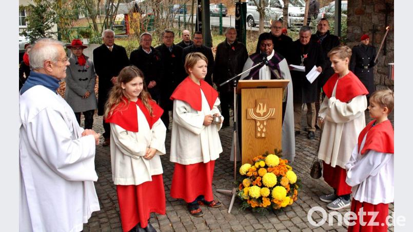 Pfarrvikar Celestine Joseph Thazhuppil erinnert in Maria Waldrast mit OB Kurt Seggewiß, Kartellmitgliedern und Ehrengästen an die Millionen Toten der Weltkriege. Bild: R. Kreuzer