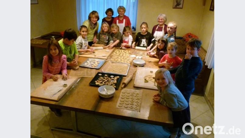 12 außerordentlich lernwillige und kreative &quot;Bäckerlehrlinge&quot; hatten Riesenspaß beim 4. Kolping-Plätzchenbacken. Bild: rn