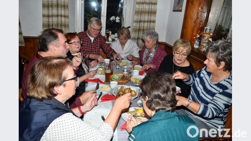 An den Tischen munden zur Musik und Mundart Erdäpfel, Butter und Brot. Bild: fjo
