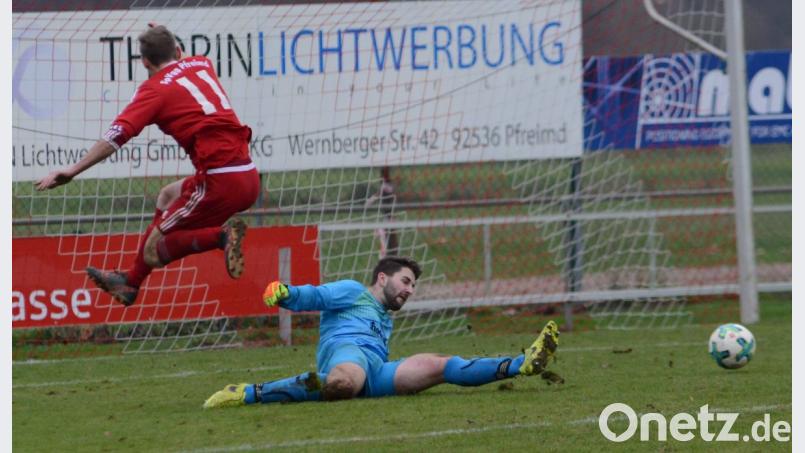 Das war die Chance zum 2:0: Pfreimds Maximilian Herzog (links) scheiterte am starken Hutthurmer Keeper Christopher Binder. Bild: ham