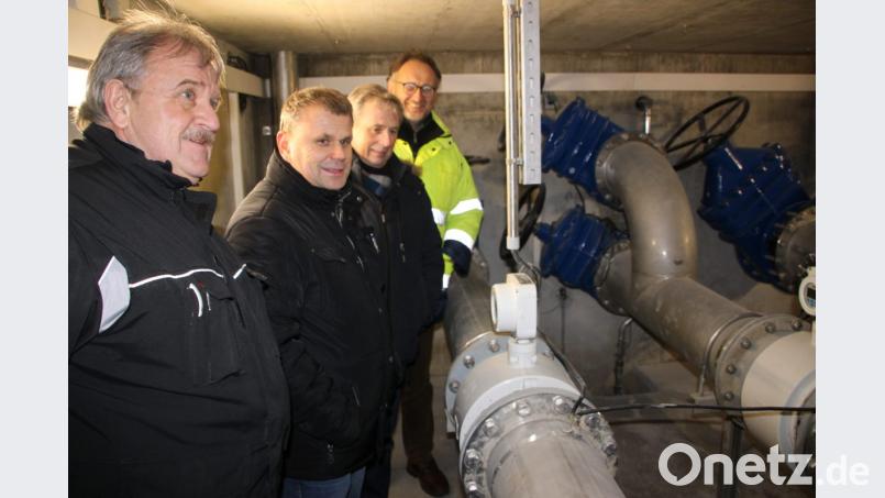 Gemeinderat Max Sieder, BGM Budnik und Wolfgang Walberer im Pumpenhaus lauschen den Erklärungen von Dipl.-Ing. Günter Schwab (Zwick-Ingenieure, Weiden). Bild: den