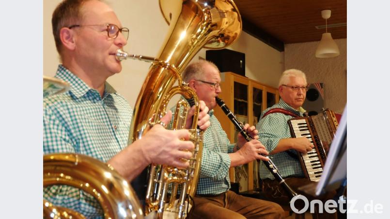 Die „Schnarndorfer Musikanten“ (von links) Alfred Kerschner (Bariton), Andreas Wilhelm (Gitarre, Gesang, Klarinette) und Michael Köppl (Akkordeon und Gesang) spielen seit fünf Jahren in dieser Besatzung. Bild: ohr