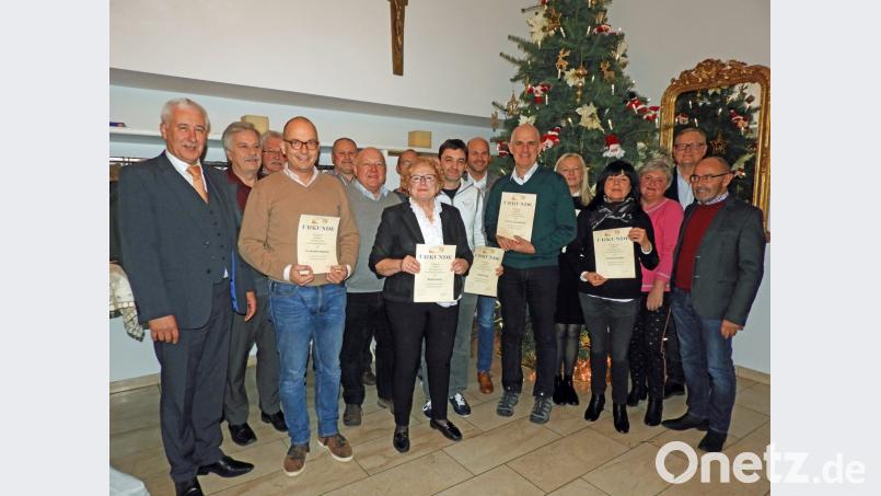 Reinhard Meier (links) bleibt für weitere zwei Jahre Vorsitzender der Bürgerliste. Unterstützung bekommt er von der wiedergewählten Vorstandsriege. Auch treue Mitglieder wurden bei der Jahreshauptversammlung geehrt. Bild: Winkler
