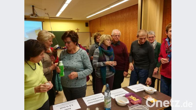 Die Teilnehmer verkosten calciumreiche Alternativen. Bild: exb