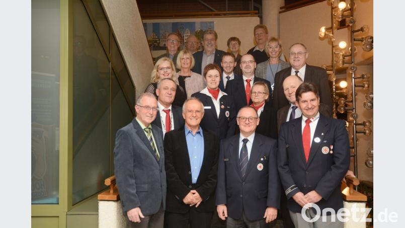 Seit Jahrzehnten ehrenamtlich im Einsatz für das Rote Kreuz: Dafür wurden Elmar Baumer, Peter Ertel und Sandro Galitzdörfer geehrt. Die Silberne Bürgermedaille erhielt Norbert Griesbacher, der seit fast 40 Jahren als Pilzberater für die Stadt Weiden tätig ist. Bild: Gabi Schönberger