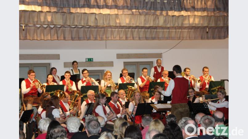 Bei ihrem großen Herbstkonzert ließen die hoch motivierten Musiker der Ehenbachtaler Blaskapelle um Dirigenten Johannes Pilarski den Facettenreichtum der Blasmusik aufleuchten und bescherten ihrer großen Gästeschar dabei ein interessantes Musikerlebnis mit großem Unterhaltungswert. Bild: ads