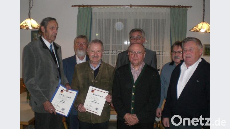 Treue Mitglieder haben die Reservisten in ihren Reihen. Lorenz Kiener (50 Jahre) und Jörg Bier (40 Jahre) erhalten Anstecknadeln und Urkunden. Dazu gratulieren (von rechts): stellvertretender Kreisvorsitzender Siegfried Woppmann, Horst-Peter Zielonka, Ehrenmitglied Paul Wendt, Vorsitzender Werner Holl (hinten) und Stefan Zrenner. Bild: mm