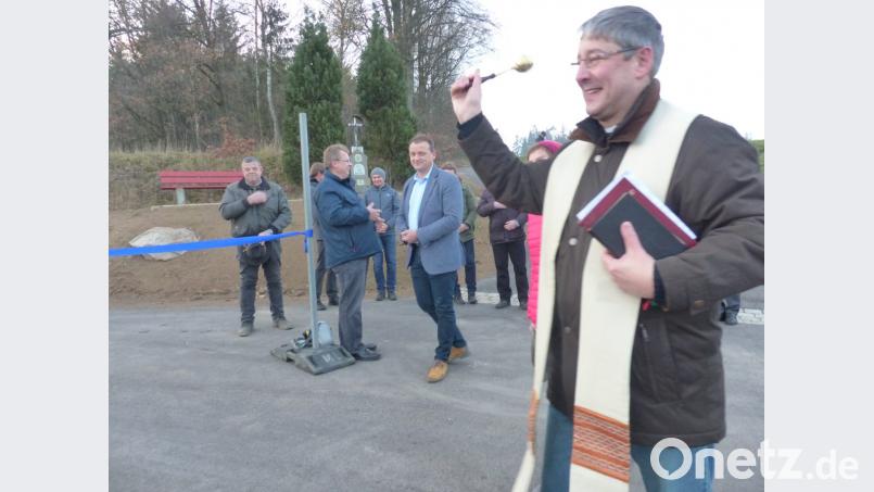 Pfarrer Adam Nieciecki erteilt der neuen Straße den Segen Bild: sl