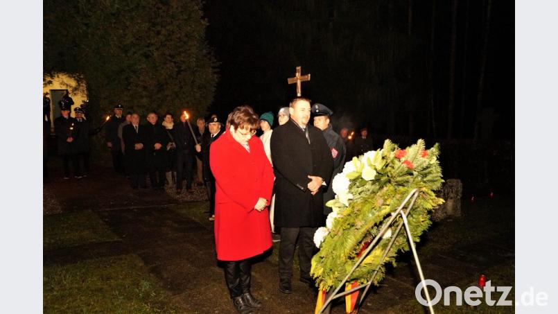 Bezirksrätin Brigitte Scharf und Bürgermeister Markus Ludwig legen einen Kranz nieder. Bild: arw