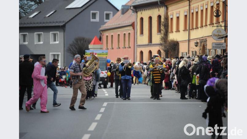 Die Musikkapelle führt den Schnaittenbacher Faschingszug an - auch 2019 wieder am Faschingssonntag, an dem gleichzeitig vier Umzüge im Kreis Amberg-Sulzbach stattfinden. Bild: brü