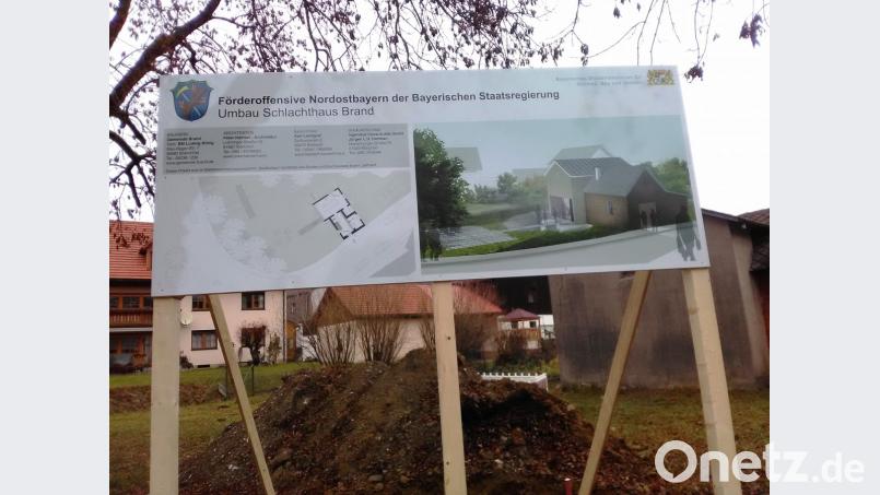 Die Bautafel haben die Gemeindearbeiter in den vergangenen Tagen am Schlachthaus aufgestellt. Es tut sich was! Bild: ld