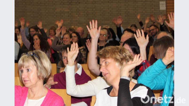 Das Publikum ist durchgängig motiviert: Beim 58. Amberger Seminar des Bayerischen Lehrer- und Lehrerinnenverband machen alle mit und beantworten Steffen Kirchners Fragen. Bild: Dagmar Williamson