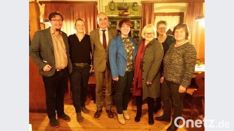Zwei Bezirksräte plus zwei Landtagsabgeordnete: Die Oberpfalz-Grünen sind nach wie vor in Hochstimmung. Von links: Bezirksrat Stefan Christoph, Bezirksvorsitzende Tina Winkelmann, die Abgeordneten Jürgen Mistol und Anna Toman, Bezirksvorstand Margit Kunc und die Kreisrätinnen Heidrun Schelzke und Lisa Rauh. Bild: lym