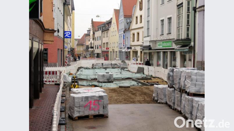 In der Friedrich-Ebert-Straße wird diese Woche noch gebaut. Ab dem 3. Dezember ist die Haupteinkaufsstraße für Fußgänger und Radler frei, ab 10. Dezember dann für den gesamten Verkehr. Bild: Gerhard Götz