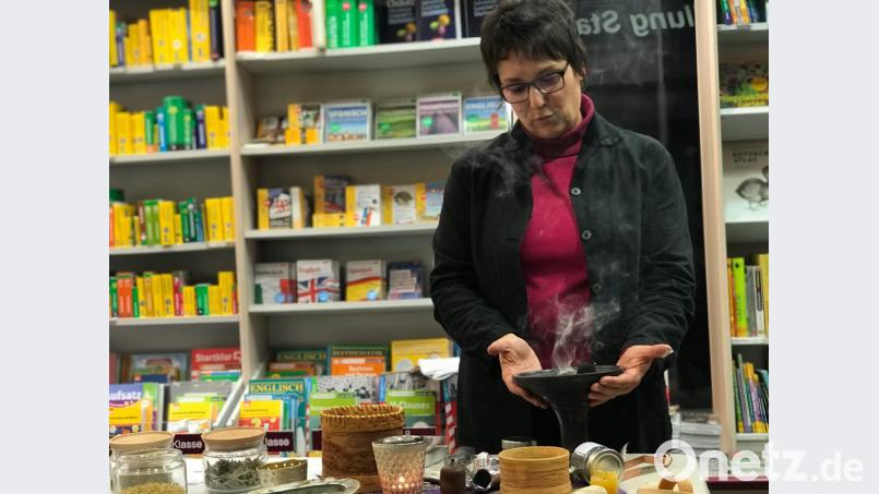 Die Kräuterführerin Ulrike Gschwendtner verwendet ausschließlich heimische Pflanzen. Die Grundlagen des Räucherns erläutert sie bei einem Vortrag in der Buchhandlung Stangl &amp; Taubald. Bild: eig