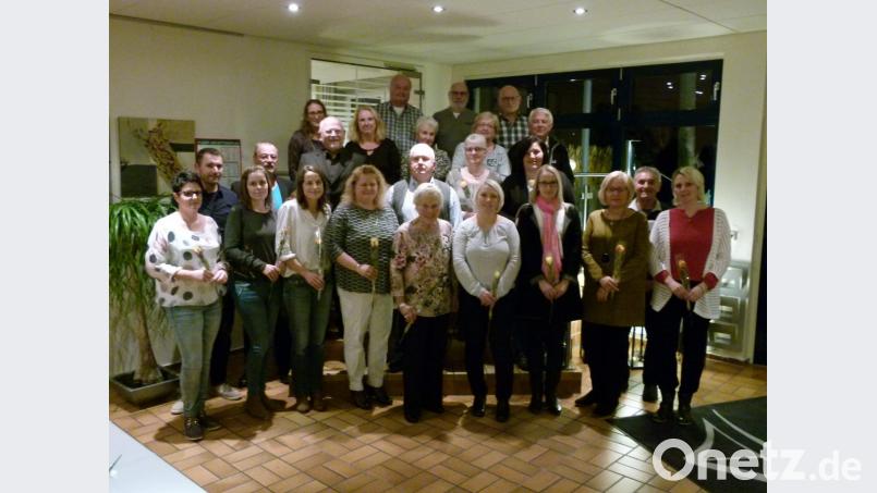Mit Rosen und einem vorgezogenen Weihnachtsessen bedankte sich die Gebietsverkehrswacht bei ihren Helfern für ein Jahr Dienst zur Sicherheit der Schulkinder. Bild: rn
