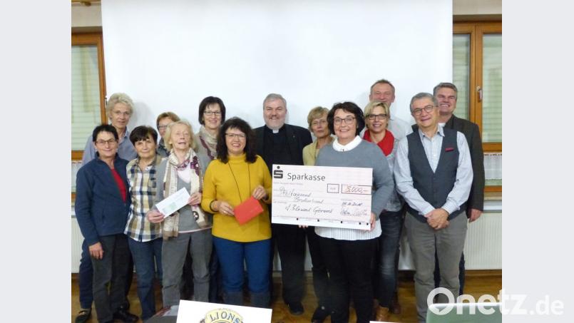 Lions-Präsidentin Claudia Kaufmann (Fünfte von rechts) übergab Pater Gerhard Lagleder (Mitte) im Beisein der Clubmitglieder 3000 Euro. Der Frauenbund Oberköblitz stockte die Spende noch um 200 Euro auf. Bild: cv
