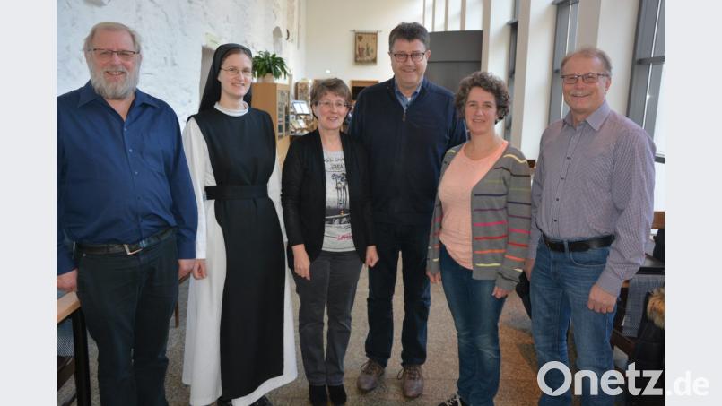 Aus diesen Personen setzt sich die neue Vorstandschaft des „Konnersreuther Ring“ zusammen. Mit dabei sind (von links) Vorsitzender Pater Benedikt Leitmayr, Schwester Hanna-Maria Ehlers, Gudrun Schiml, Josef Eckert, Cornelia Buhlmann und Bürgermeister Max Bindl. Bild: jr