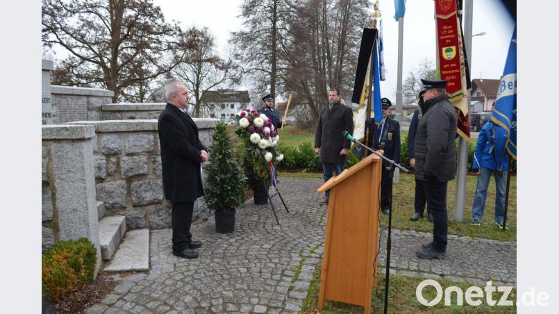 Bürgermeister Gerhard Scharl (links) und Stefan Fichtner (rechts) legen den Kranz nieder Bild: fz